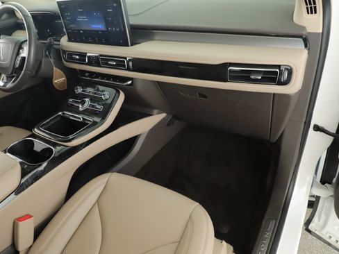 Used 2023 Lincoln Nautilus AWD w/ Premium Package image 16