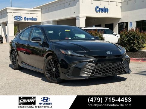 Used 2025 Toyota Camry SE FWD image 1
