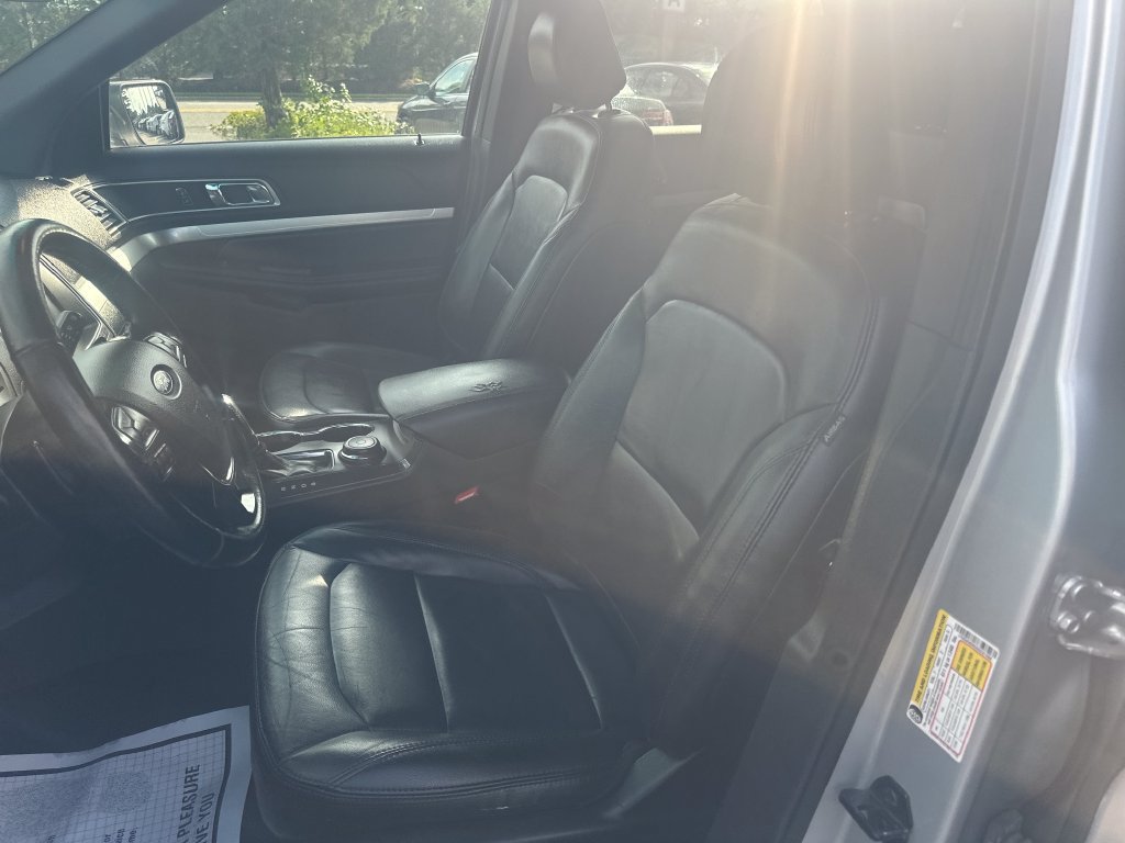 Used 2016 Ford Explorer XLT w/ Equipment Group 202A AWD/4WD image 14