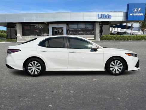 Used 2018 Toyota Camry LE image 9