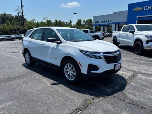 Used 2023 Chevrolet Equinox LS image 2
