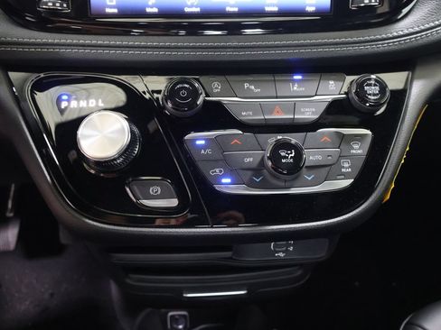 New 2027 Chrysler Pacifica Select AWD/4WD image 21