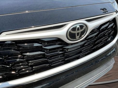 Used 2022 Toyota Highlander XLE FWD image 36