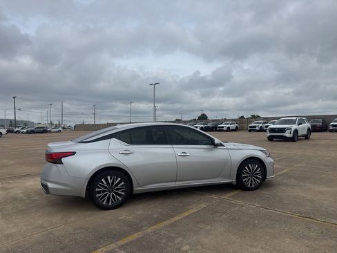 Certified 2024 Nissan Altima 2.5 SV w/ SV Premium Package FWD image 18