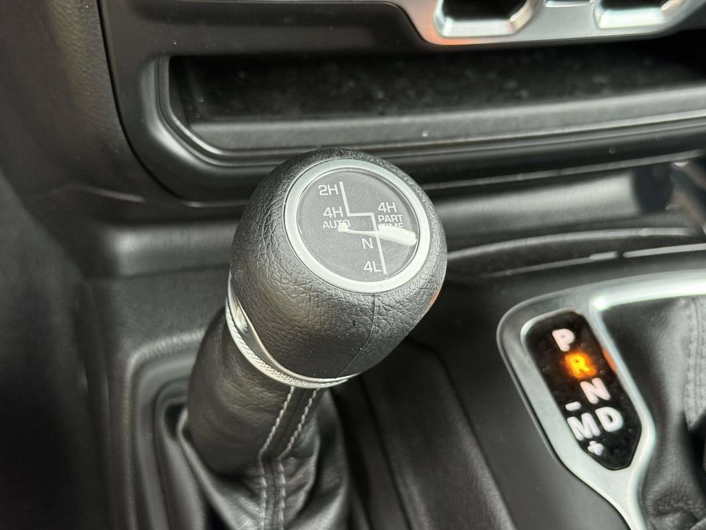 Used 2025 Jeep Wrangler Unlimited Sahara AWD/4WD image 29