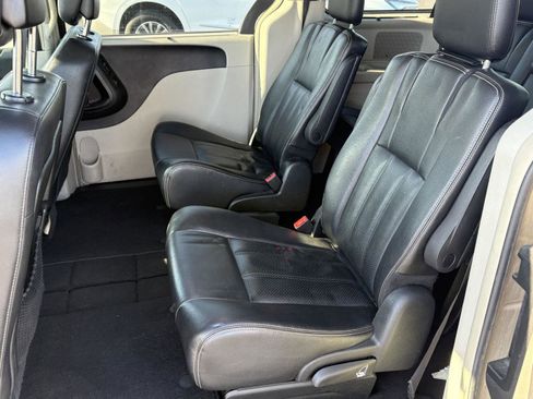 Used 2015 Chrysler Town & Country Touring-L w/ Driver Convenience Group image 14