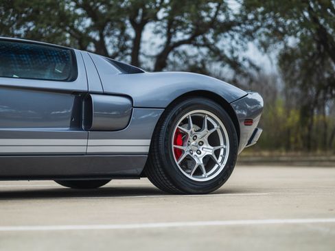Used 2006 Ford GT RWD image 5