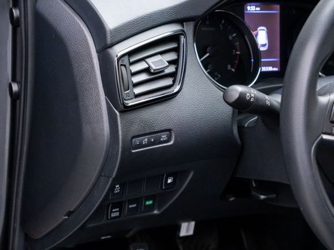 Used 2018 Nissan Rogue S AWD/4WD image 18