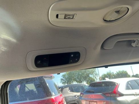 Used 2022 Chrysler Pacifica Touring-L FWD image 29