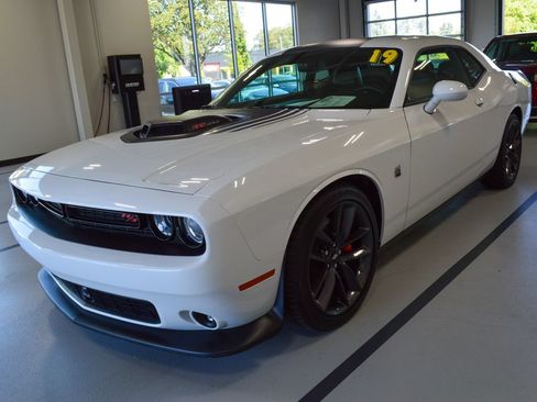 Used 2019 Dodge Challenger R/T Scat Pack w/ Shaker Package RWD image 3