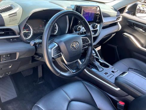 Used 2023 Toyota Highlander XLE image 18