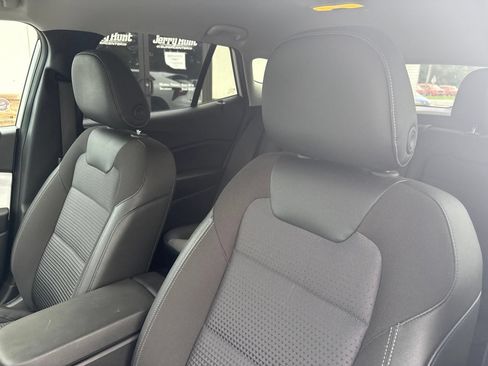 Used 2025 Chevrolet Trax LT w/ LT Convenience Package FWD image 3
