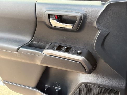 Used 2018 Toyota Tacoma TRD Sport image 31