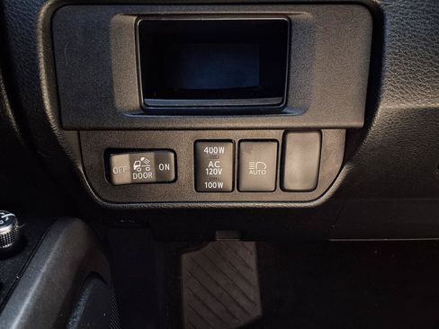 Used 2018 Toyota Tacoma TRD Off-Road AWD/4WD image 9