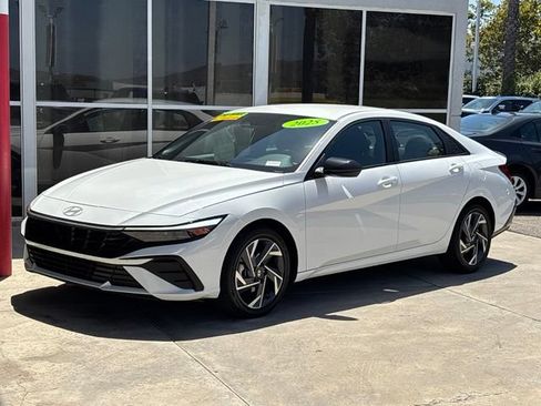 Used 2025 Hyundai Elantra SEL FWD image 8