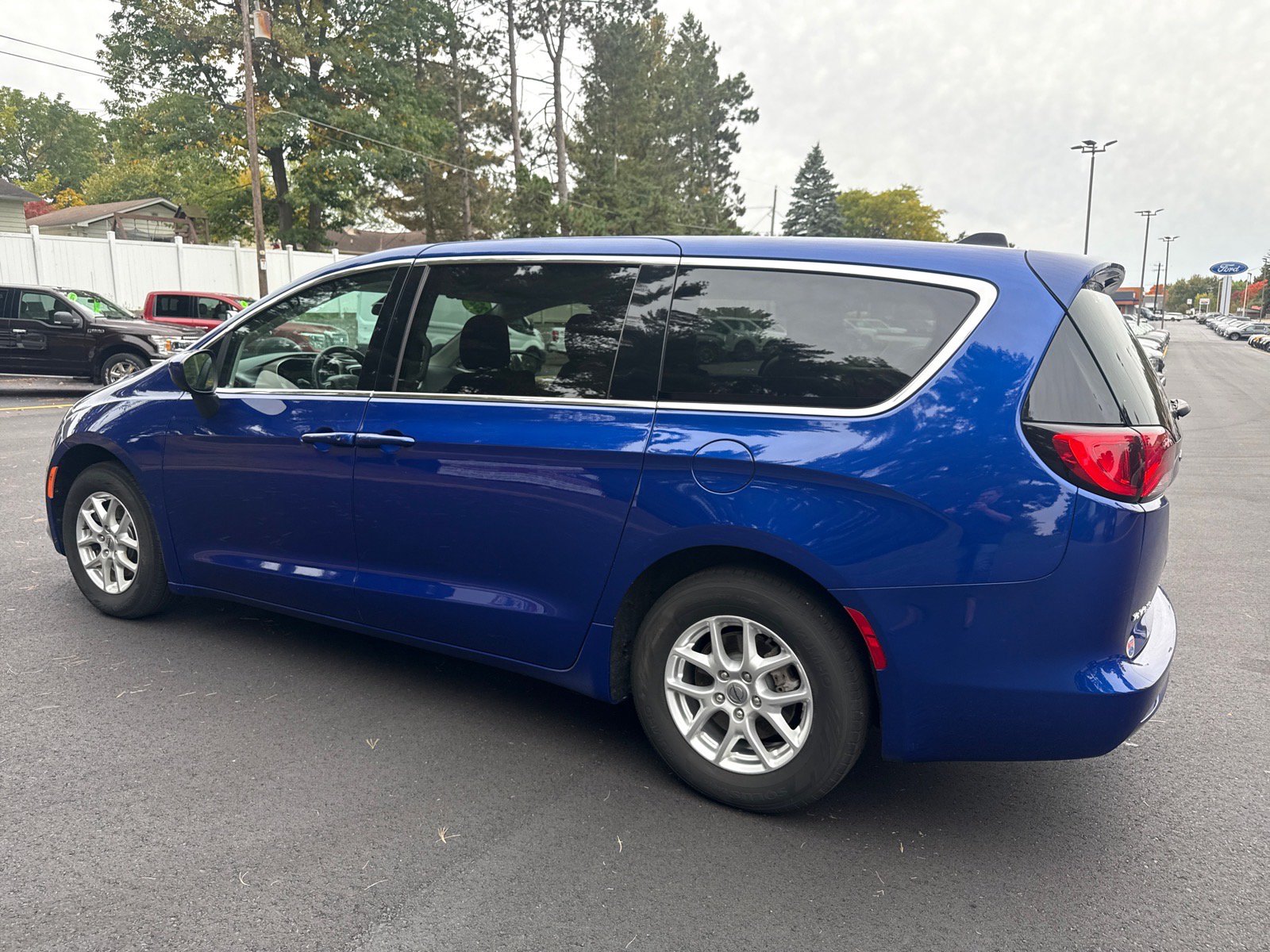 Used 2021 Chrysler Voyager LX FWD image 5