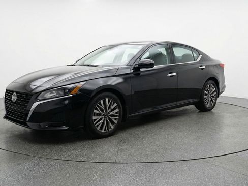 Used 2025 Nissan Altima 2.5 SV image 3