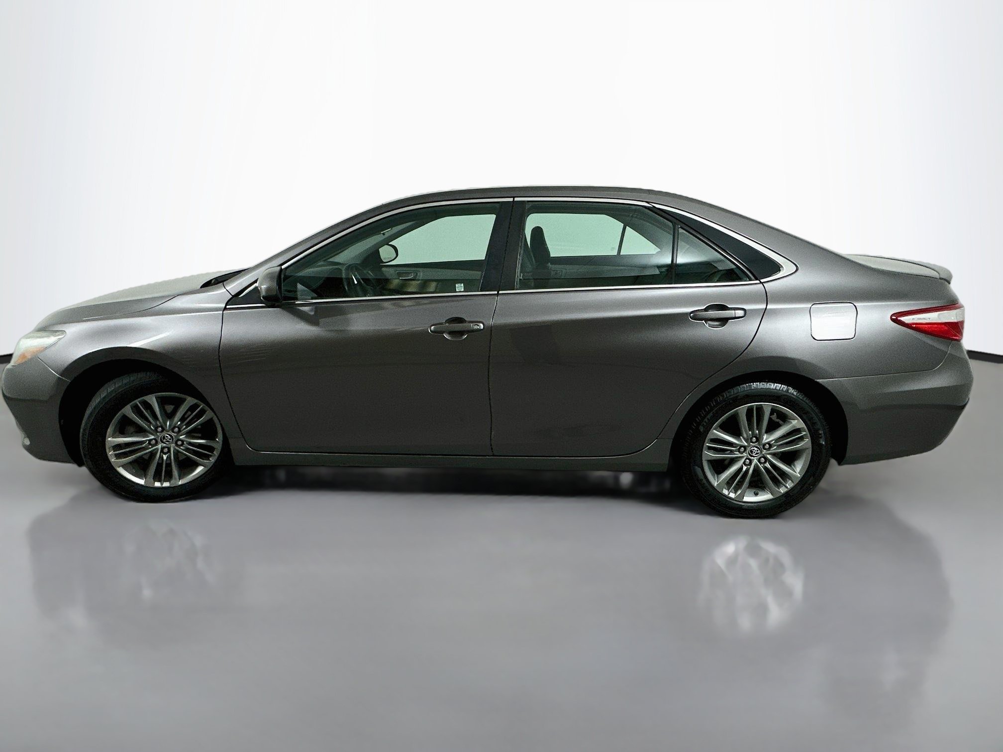 Used 2016 Toyota Camry SE FWD image 4
