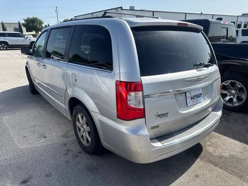 Used 2012 Chrysler Town & Country Touring w/ Entertainment Group #1 FWD image 4