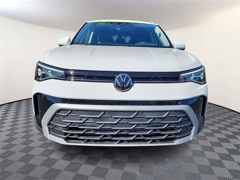 New 2025 Volkswagen Taos SE image 2