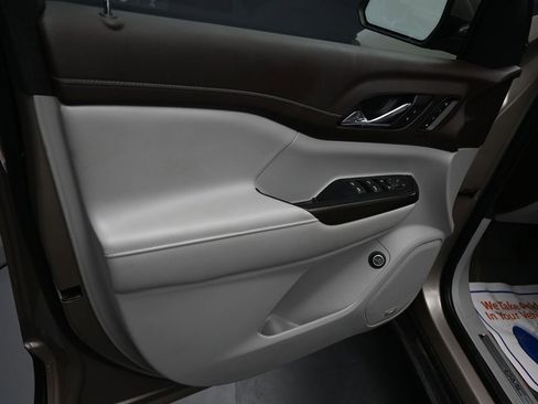 Used 2022 GMC Acadia SLT w/ Technology Package image 22