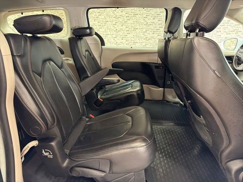 Used 2020 Chrysler Pacifica Touring-L image 12