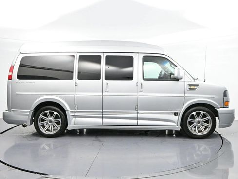 Used 2017 GMC Savana 2500 RWD image 8