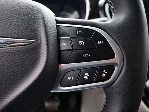 Used 2023 Chrysler Pacifica Limited image 16