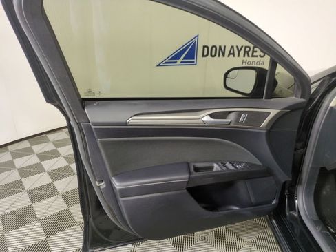 Used 2018 Ford Fusion SE w/ Fusion SE Technology Package FWD image 10