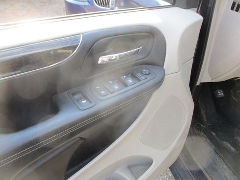 Used 2013 Chrysler Town & Country Touring image 6