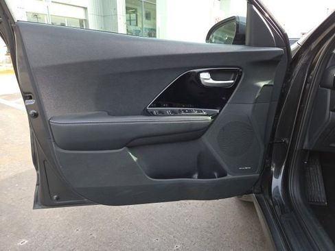 Used 2022 Kia Niro EX w/ Cold Weather Package image 12