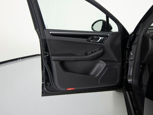 Certified 2025 Porsche Macan image 18