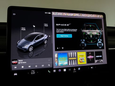 Used 2023 Tesla Model Y Long Range AWD/4WD image 39