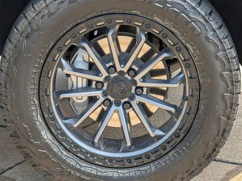 Used 2024 GMC Sierra 1500 AT4 w/ AT4 Premium Package AWD/4WD image 11