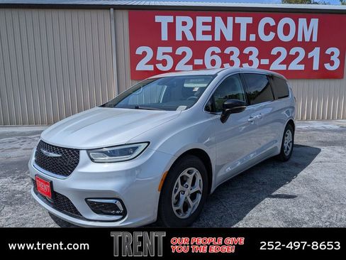 Used 2024 Chrysler Pacifica Limited image 1