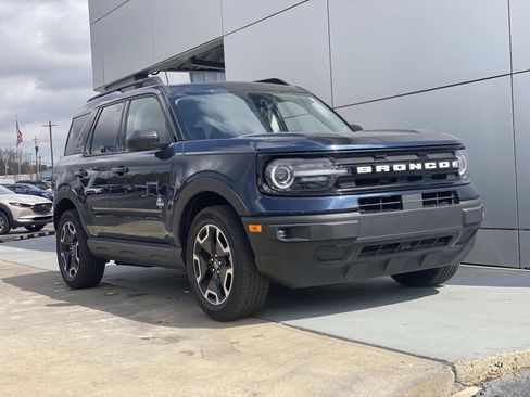 Used 2021 Ford Bronco Sport Outer Banks w/ Outer Banks Package image 2