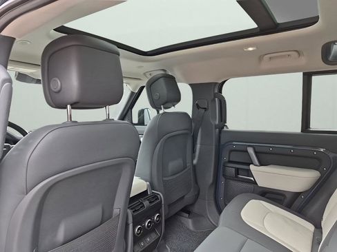 Used 2024 Land Rover Defender 110 X-Dynamic SE image 18