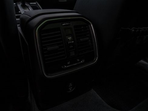 Used 2024 Porsche Macan image 30