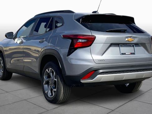 Used 2025 Chevrolet Trax LT w/ LT Convenience Package image 12