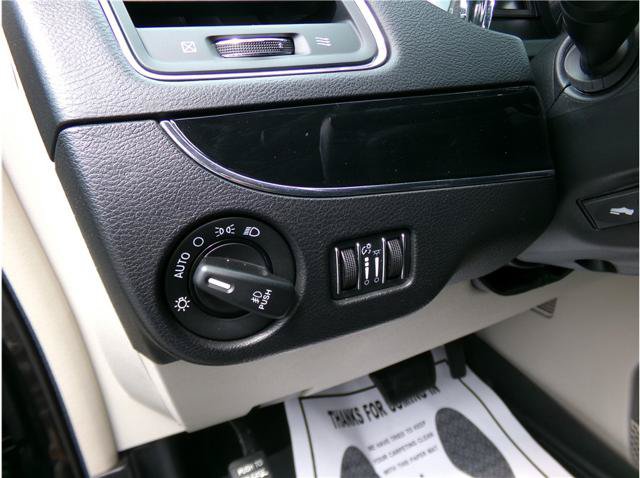 Used 2014 Chrysler Town & Country Touring-L FWD image 4