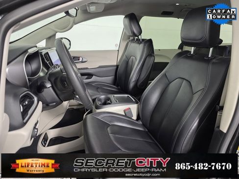 Used 2024 Chrysler Pacifica Touring-L image 10