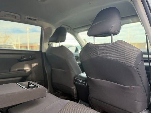 Used 2022 Toyota Highlander LE image 19