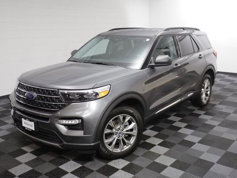 Used 2022 Ford Explorer XLT w/ Equipment Group 202A image 2