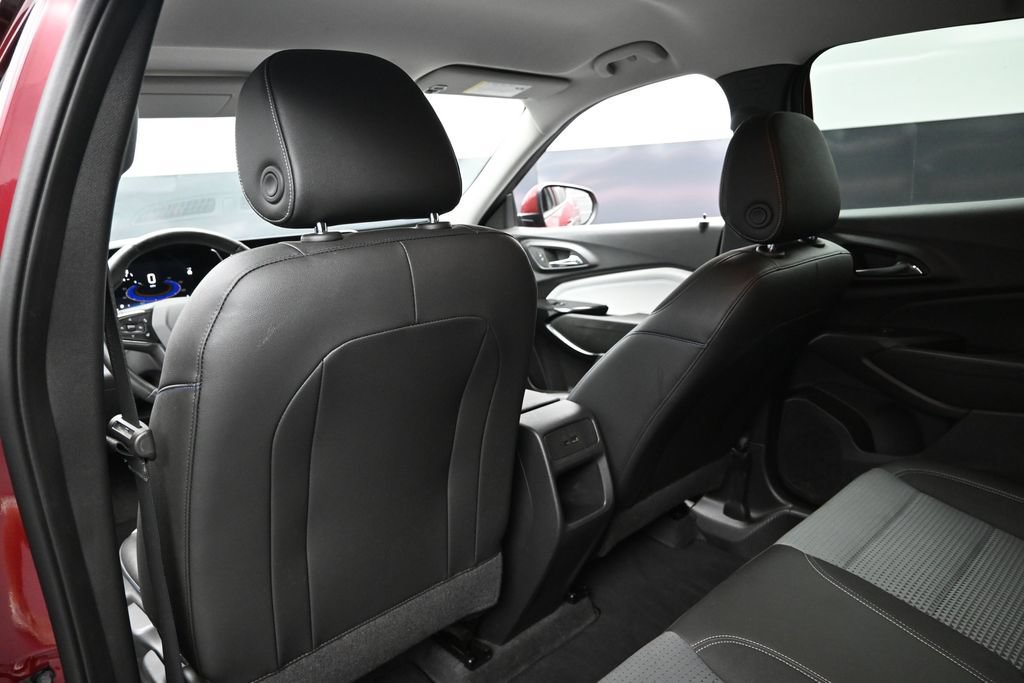 Used 2025 Chevrolet Trax LT w/ LT Convenience Package FWD image 23