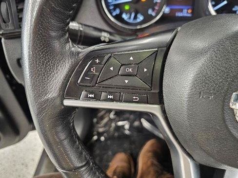 Used 2018 Nissan Rogue SV AWD/4WD image 12