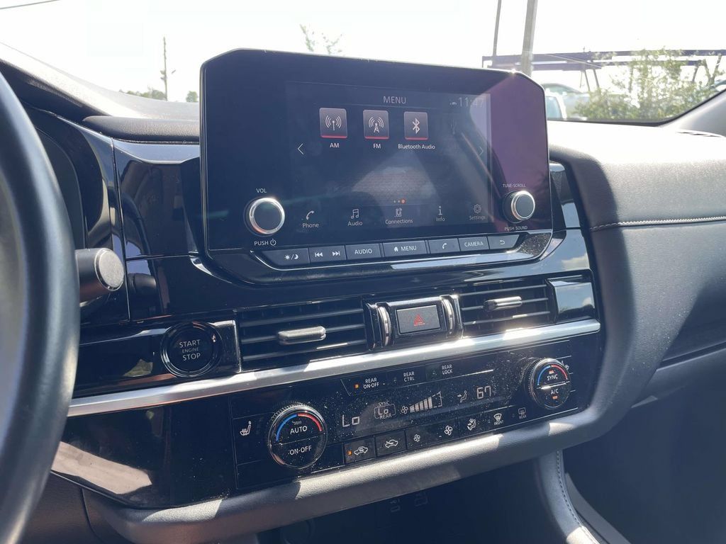 Used 2025 Nissan Pathfinder SV FWD image 23