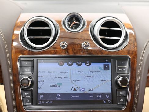 Used 2018 Bentley Bentayga AWD/4WD image 32