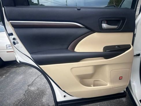 Used 2014 Toyota Highlander Limited Platinum FWD image 11