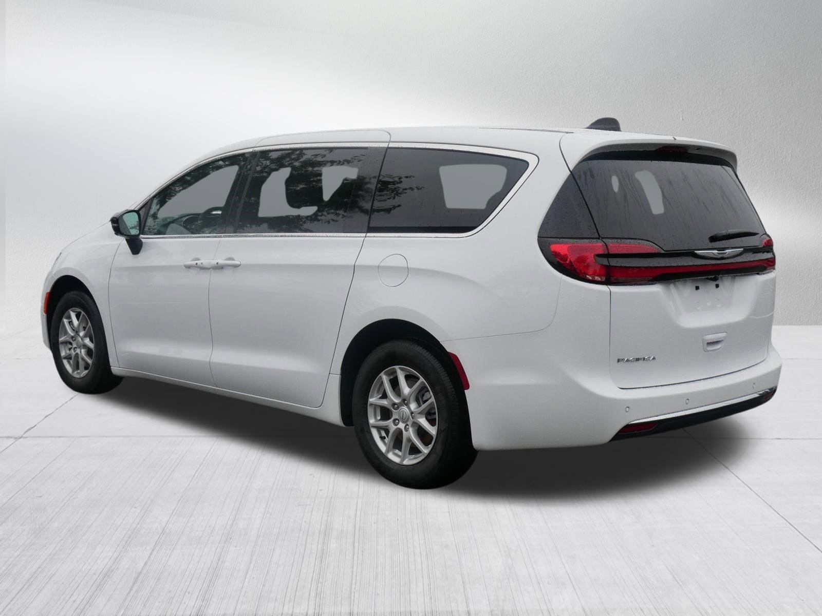 New 2026 Chrysler Pacifica Select FWD image 5