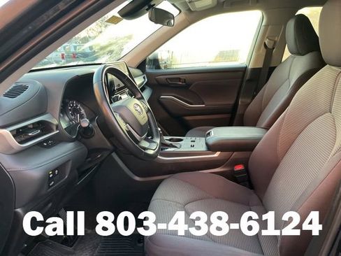 Used 2024 Toyota Highlander LE FWD image 7